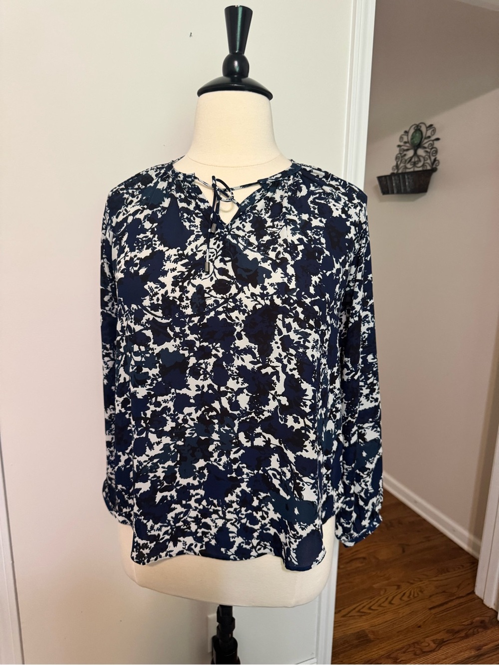 Simply Vera Vera Wang Navy and White Lace-Up Printed Blouse